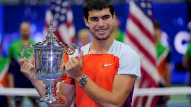 Carlos Alcaraz hizo historia en Estados Unidos y se subió a lo más alto del tenis mundial. (AP Photo/Charles Krupa)