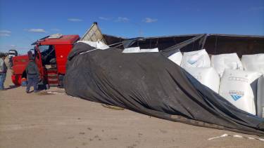 El accidente se registró este martes en el acceso a Valcheta. Foto: FMÚnica. 