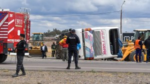 Se accidentó un micro con hinchas de Boca rumbo a Mendoza: murió una mujer y hay heridos