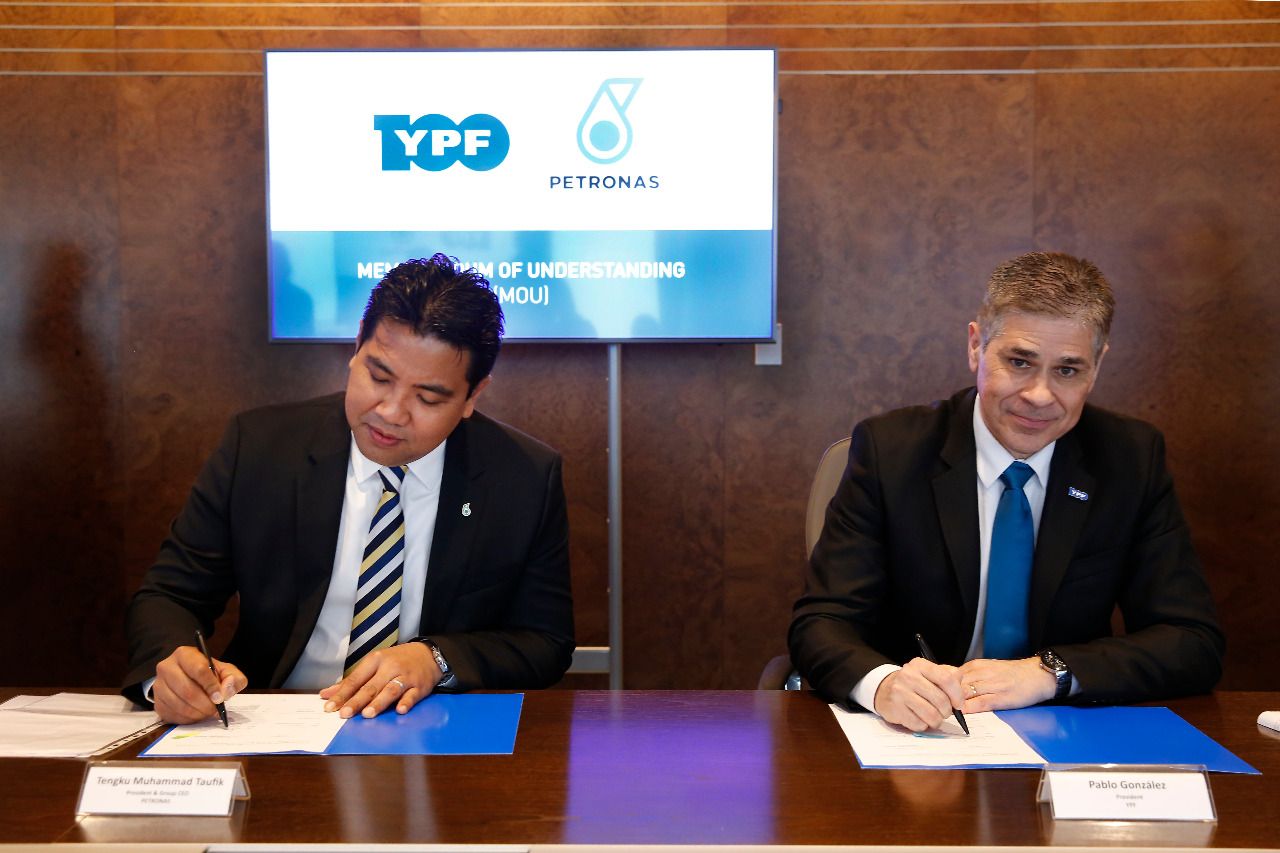 El titular de YPF, Pablo González, y el CEO de Petronas, Tengku Muhammad Taufik, firmaron el acuerdo para la construcción de planta de GNL. (Foto: gentileza)