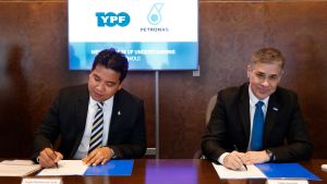 Vaca Muerta: los puntos clave del acuerdo entre YPF y Petronas para construir una planta de GNL