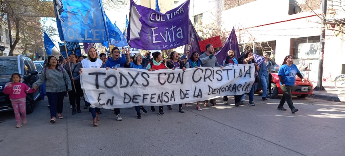 Marchan en Cipolletti para repudiar el atentado a Cristina Fernández. Foto: Gentileza. 