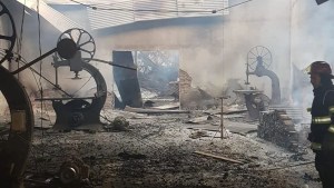 Dos bomberos de Río Colorado detenidos por provocar el incendio de un aserradero