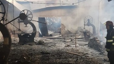 Dos bomberos de Río Colorado detenidos por provocar el incendio de un aserradero