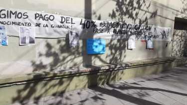 Trabajadores de la  subsecretaría de Familia se manifiestan en el centro de Neuquén. Foto: Gentileza. 