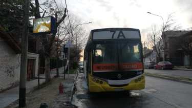 El incidente ocurrió en plana calle Avenida del Trabajador y Jujuy y según trascendió, la unidad de la línea 7 iba con pasajeros. Foto: Gentileza