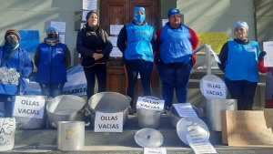 Protesta en el centro de Neuquén para denunciar que no mandan alimentos a los comedores
