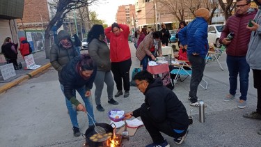 La calle Rioja entre Carlos H. Rodríguez y General Roca se encuentra interrumpida. Trabajadores de Desarrollo Social exigen una bonificación por actividad crítica. Foto: Gentileza. 