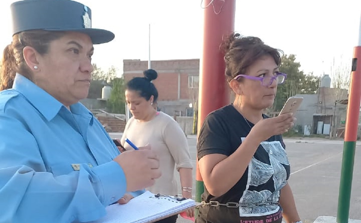 La mujer que se encadenó para defender un playón en Neuquén dijo que se realizan  son acuerdos turbios. Foto: Gentileza.