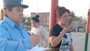 La mujer que se encadenó para defender un playón en Neuquén: «son acuerdos turbios y vamos a seguir peleando»