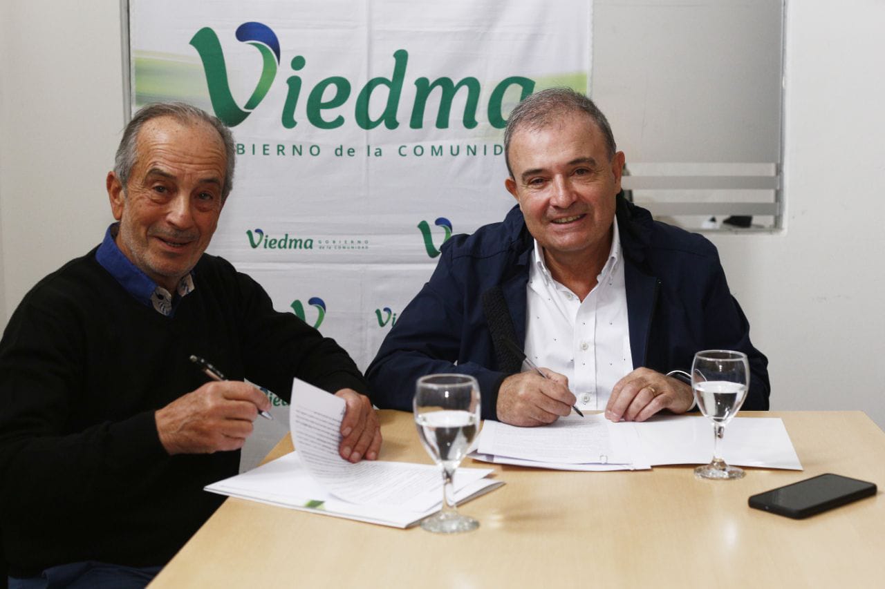 La firma se desarrolló hoy entre el empresario Pozzo Ardizzi y el intendente de Viedma, Pedro Pesatti.