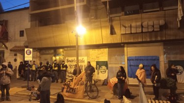 Nuevamente hay manifestación de ATE y la calle del ministerio de Economía en Neuquén está cortada