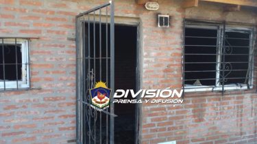 La ayuda de los vecinos fue importante para liberar la puerta en el incendio en San Patricio del Chañar. Foto: Gentileza. 