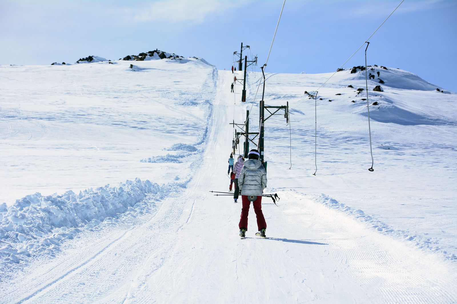 El nuevo medio de arrastre transporta a los esquiadores a la zona alta del cerro Perito Moreno. Foto: Gentileza