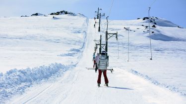 El nuevo medio de arrastre transporta a los esquiadores a la zona alta del cerro Perito Moreno. Foto: Gentileza