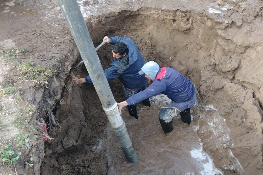 Sin agua en gran parte de Roca por la rotura de un caño - Diario Río Negro