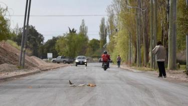 El nuevo sector asfaltado en Canal V de  Neuquén capital, ya fue habilitado al tránsito (foto Matías Subat)