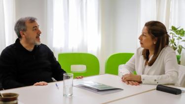 La gobernadora Arabela Carreras recibió a Rodolfo Aguiar, dirigente de ATE, en la sede partidaria de Juntos en Bariloche. Foto: Gentileza