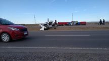 Imagen de Choque frontal en autovía norte de Neuquén, entre un auto y una pick up