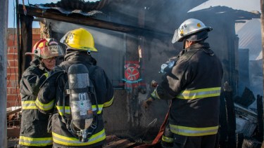 Cuatro dotaciones de Bomberos debieron controlar las llamas. Foto gentileza