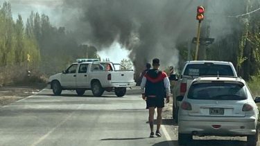 Un auto se predió fuego tras un accidente, al sur de Roca