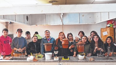 La arcilla que utilizan en el proyecto es tomada de las bardas que están cerca del mismo colegio. Fotos Florencia Salto
