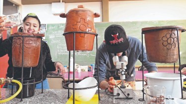 Crearon filtros de agua en base a arcilla y aserrín, en Neuquén