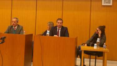 Marcela Gil Marianela Guidi, junto a sus abogados, Darío Sujonitzky y Oscar Mutchinick, en la audiencia de esta mañana en Roca. (Foto: Juan Thomes)