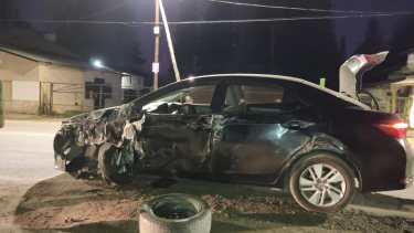 El auto oficial de la Legislatura de Río Negro que protagonizó un siniestro vial hoy en Bariloche, quedó con evidentes daños. Gentileza