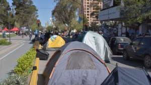Comenzó el acampe en el centro de Neuquén en medio de la visita de Sergio Massa