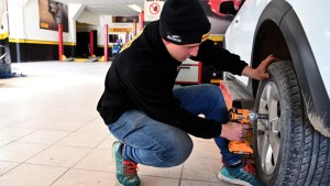 Las ventas de neumáticos cayeron un 40% en Roca y denuncian contrabando