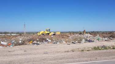 Hoy los vecinos observaron una máquina retroexcavadora retirando bastante basura. Foto gentileza