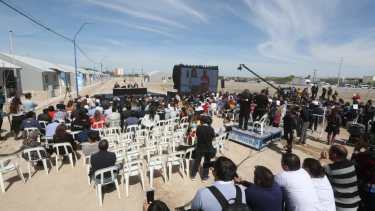 Sobraron sillas en el nuevo plan de viviendas, ubicado en la zona norte de Roca, frente a la cárcel provincial. (Foto: Juan Thomes)