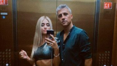 Una foto en las redes sociales bastó para dar a conocer públicamente a la pareja. 