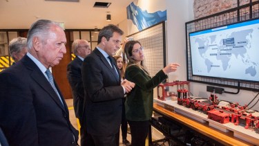 El ministro de Economía fue recibido por la Unión Industrial Argentina.