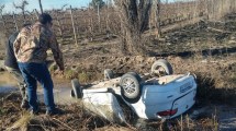 Imagen de Robó un taxi, lo persiguió la policía y terminó volcando dentro de una acequia, en Allen