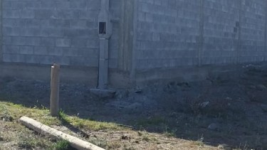 En Mainqué, hacharon un poste para llevarse los cables de electricidad. (Foto gentileza)