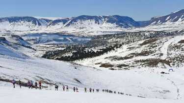 Está en marcha el Mundial de Raquetas de Nieve en Caviahue Copahue y mañana es el gran día