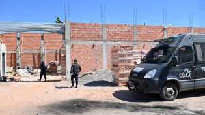 Desalojo en Fernández Oro: acusaron a once personas, entre ellas la concejala