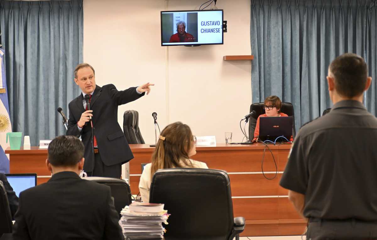El fiscal Agustín García, durante el alegato de apertura en la primera audiencia del juicio. (Flor Salto)