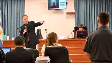 El fiscal Agustín García, durante el alegato de apertura en la primera audiencia del juicio. (Flor Salto)