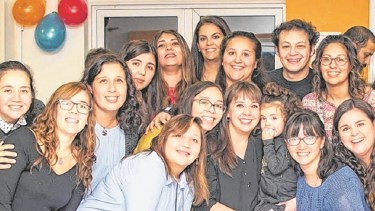 El grupo de amigas y amigos de Alejandra, al fondo de la imagen de negro. Así la recuerda su entorno, con una sonrisa. 