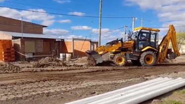 Sobre la zona oeste de Chichinales se trabaja en la ampliación de la red de cloacas. (Foto Néstor Salas)