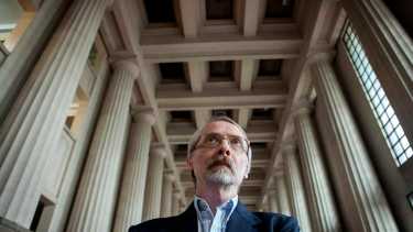 Lector, investigador y admirador de Borges, Aníbal Jarkowski resignifica aquel mítico traslado estatal.