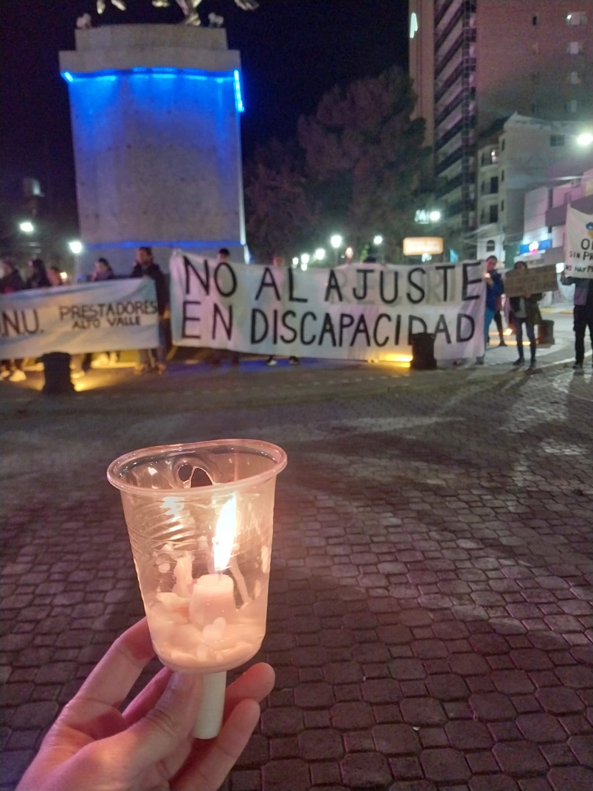 Con una marcha de antorchas, se convocaron ayer a las 20 en el monumento a San Martín. Foto: Gentileza