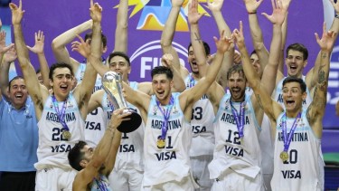 Campazzo levanta el trofeo y sus compañeros festejan atrás. Argentina es campeón de la AmeriCup. 
