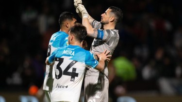 Gabriel Arias y los gestos a la hinchada de Platense que estaba detrás el arco de Racing. 