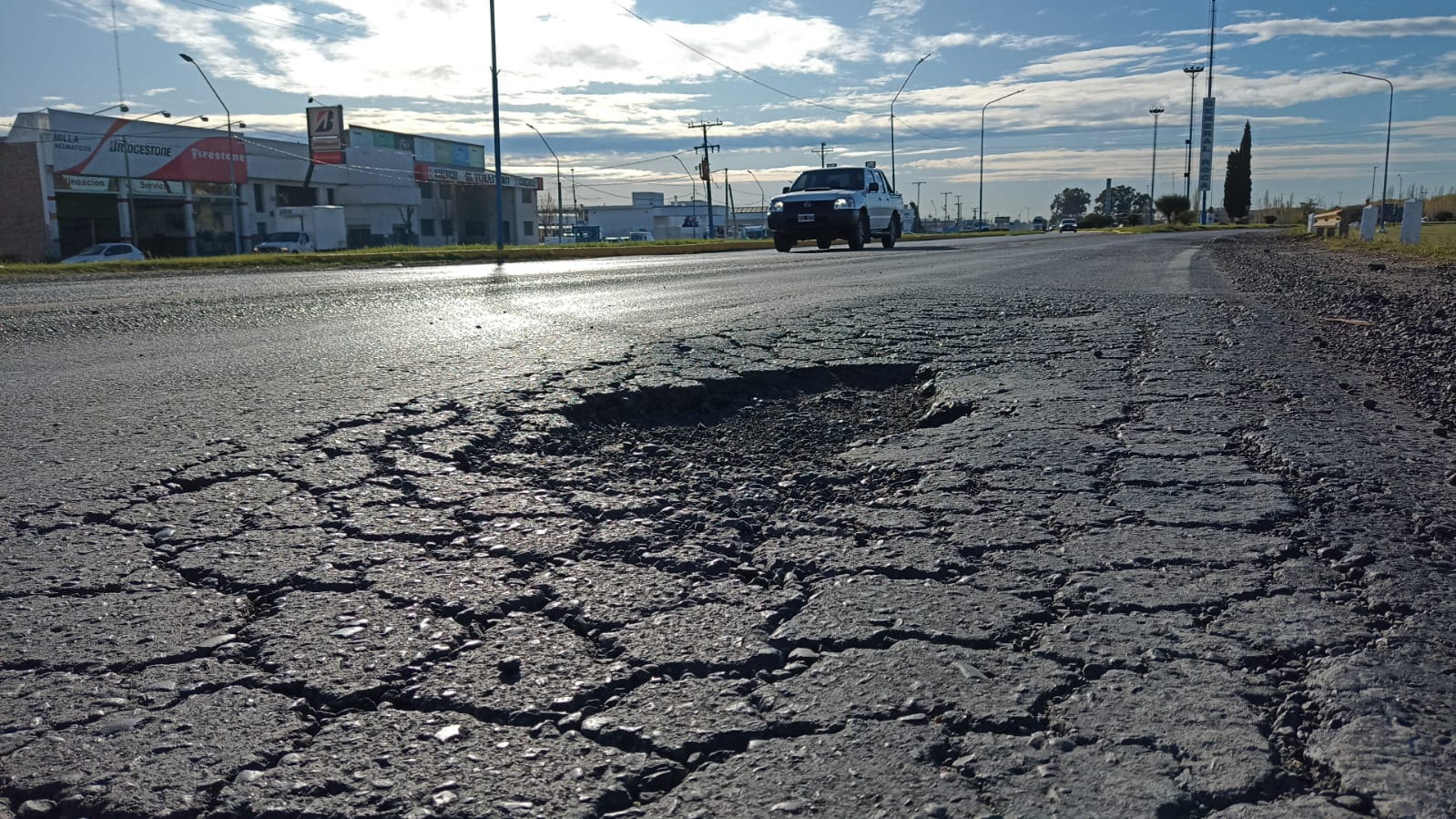 Otra vez el asfalto de la Ruta Nacional 22 comenzó a mostrar deterioro en la cinta asfáltica. (foto: César Izza)