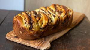 Juliana López May nos comparte su receta del babka de cacao y frutas secas