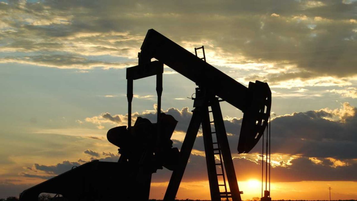 Los precios de referencia del barril de petróleo bajaron más de un 20% en los últimos tres meses.